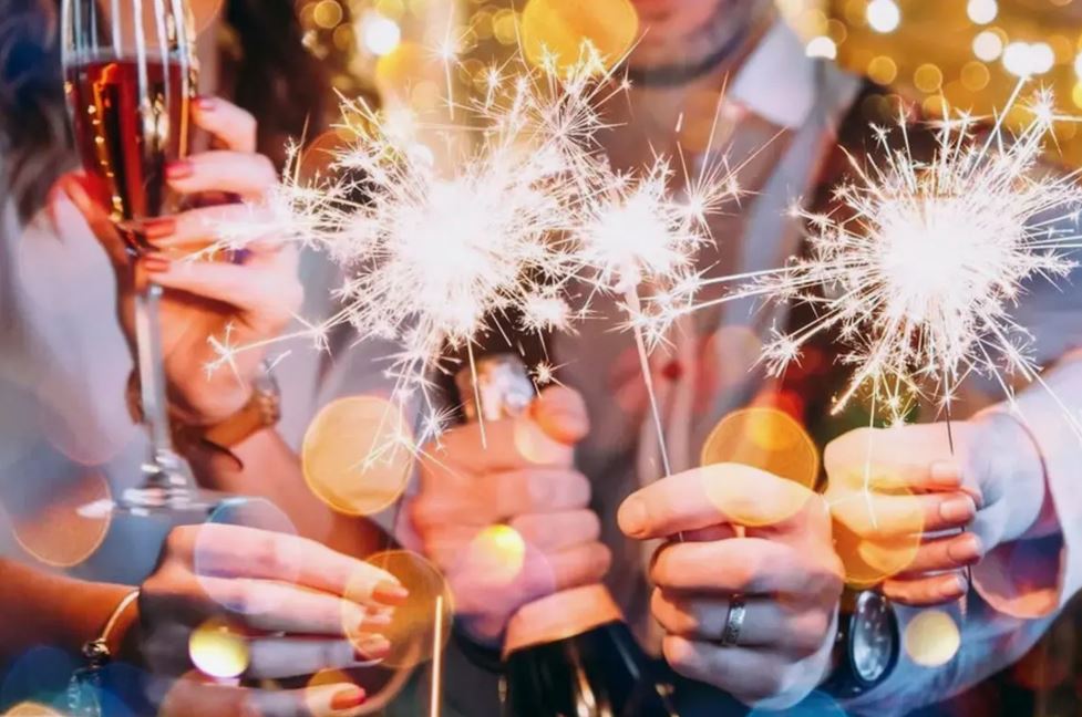 ەل تۇرعىندارى جاڭاجىلدىق كەشتەردەن جاپپاي باس تارتا باستادى