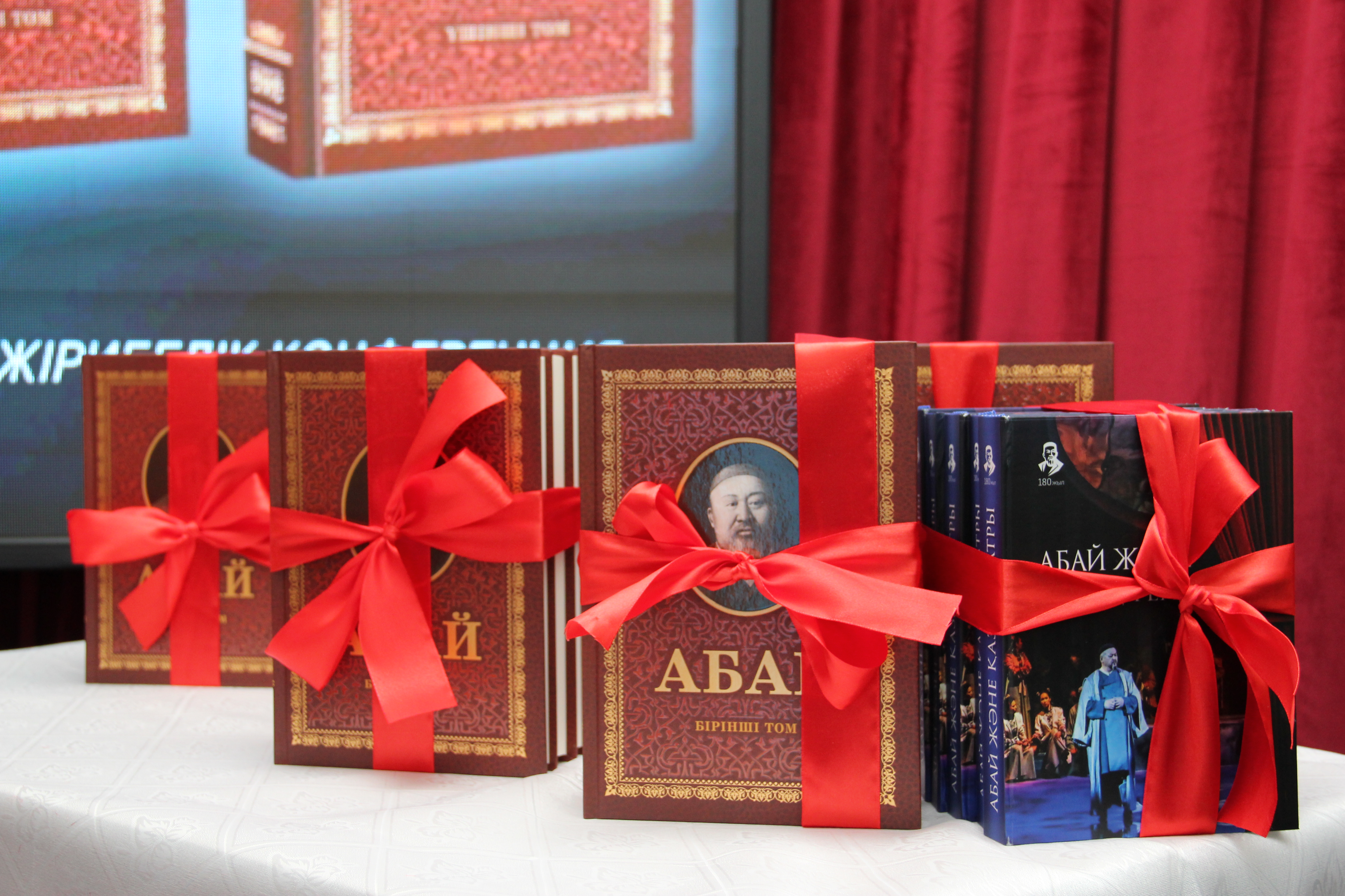 اباي شىعارمالارىنىڭ اكادەميالىق تولىق جيناعى جارىق كوردى