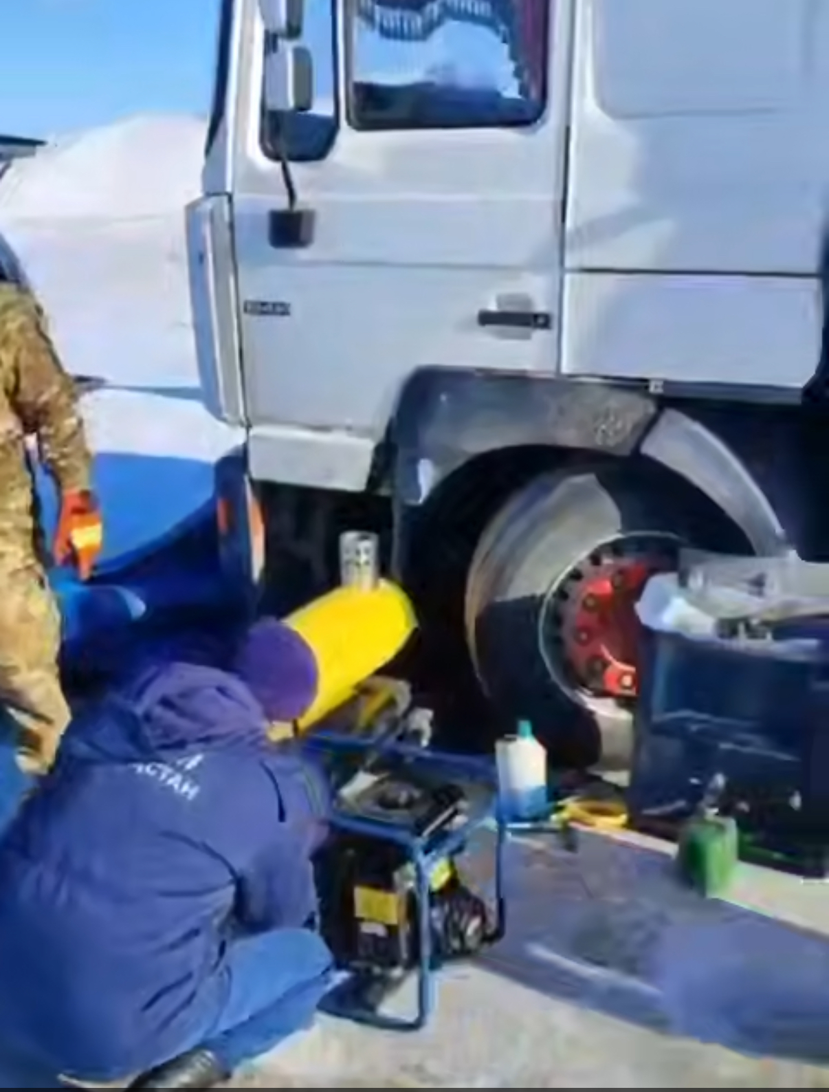 ارقالىق تاسجولىندا 45 جىلقى تيەگەن جۇك كولىگى ايازدا قالىپ قويدى