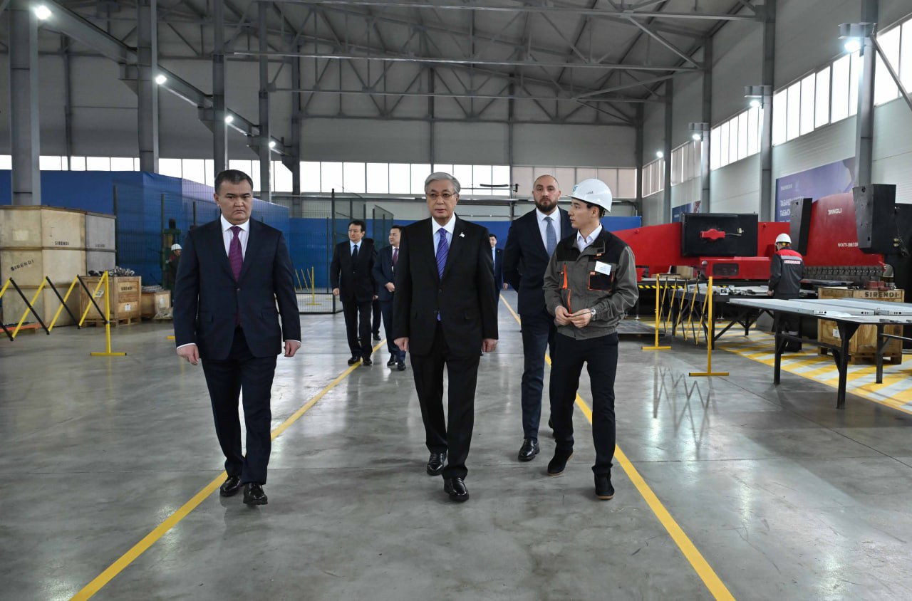 مەملەكەت باسشىسى Tausogar زاۋىتىن ارالاپ كوردى