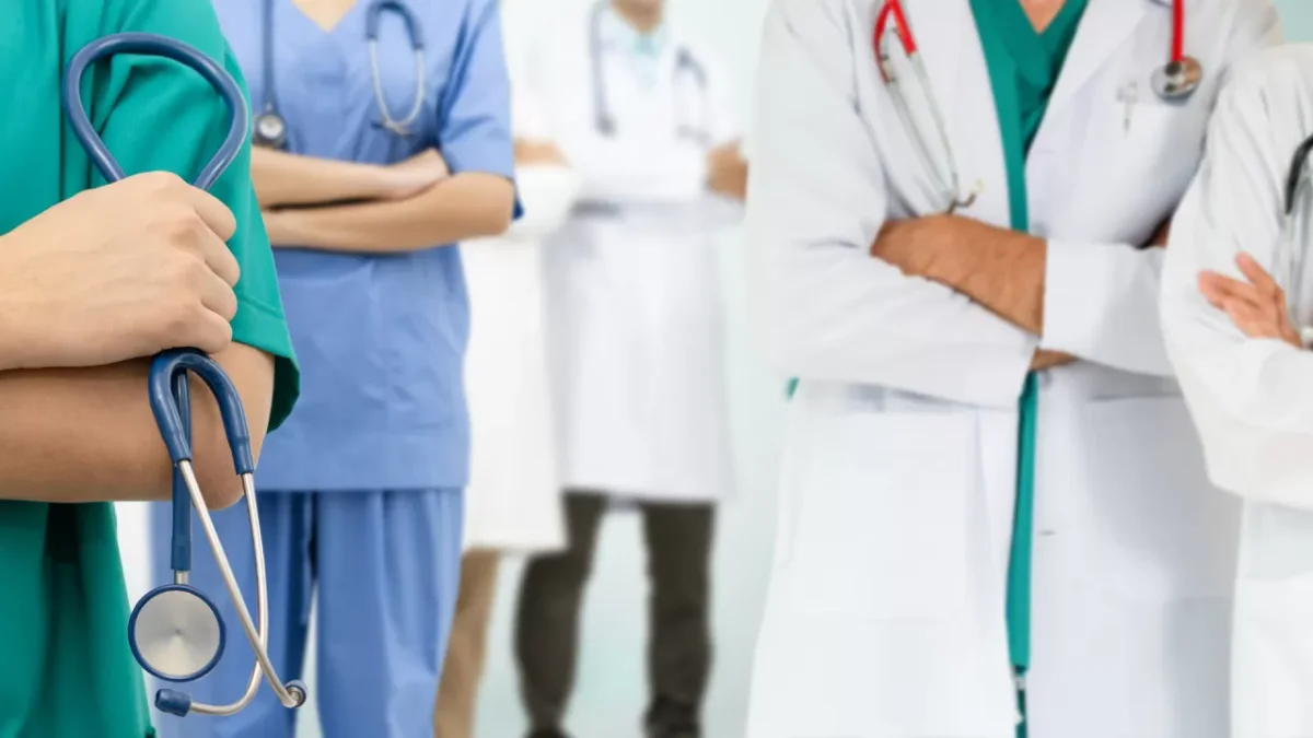 «12 جىلعا دەيىن قاماۋ»: قازاقستاندا مەديتسينا قىزمەتكەرلەرىنە شابۋىل جاساعاندارعا جازا بەكىتىلدى