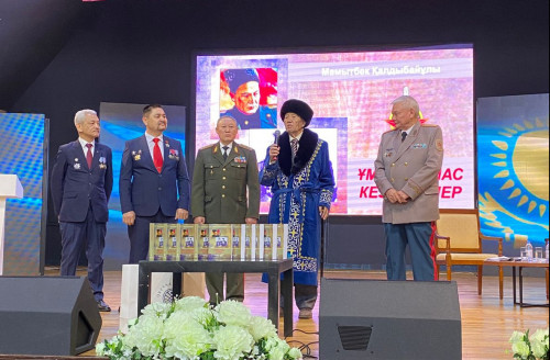 ۇلت باتىرىن  ۇلىقتاعان 10 تومدىق جيناق جارىق كوردى