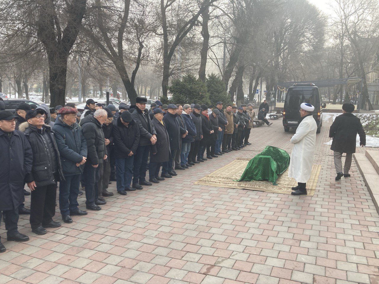 قازاق جۇرتى اكتەر نۇرلان سەگىزباەۆتى سوڭعى ساپارعا شىعارىپ سالدى