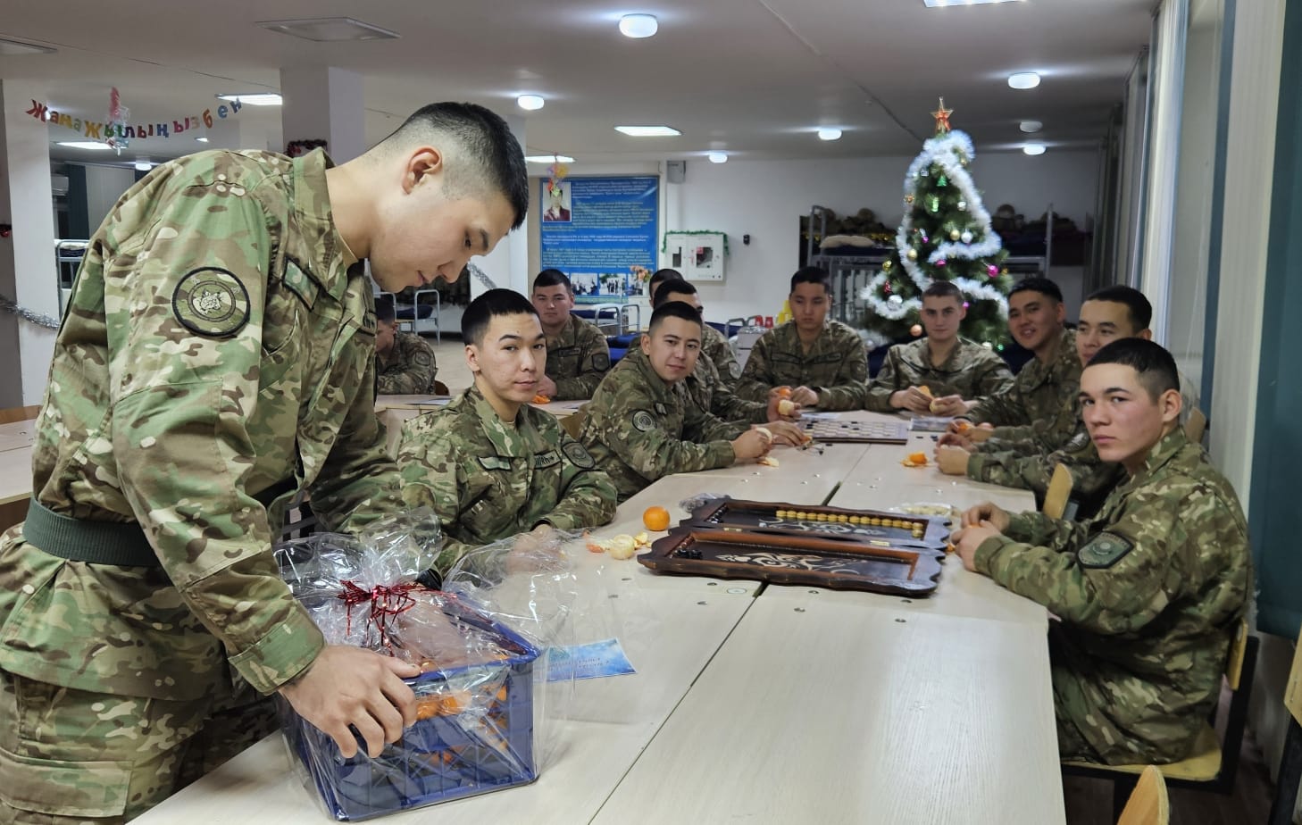 ۇلتتىق ۇلاننىڭ باس قولباسشىسى ساربازداردىڭ بەس ارمانىن ورىندادى