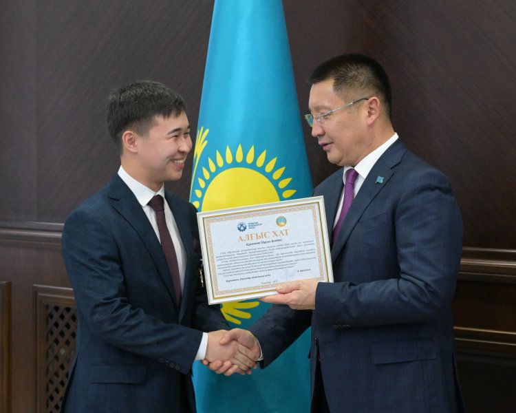 ستۋدەنتتەر سىيلىققا كەنەلدى