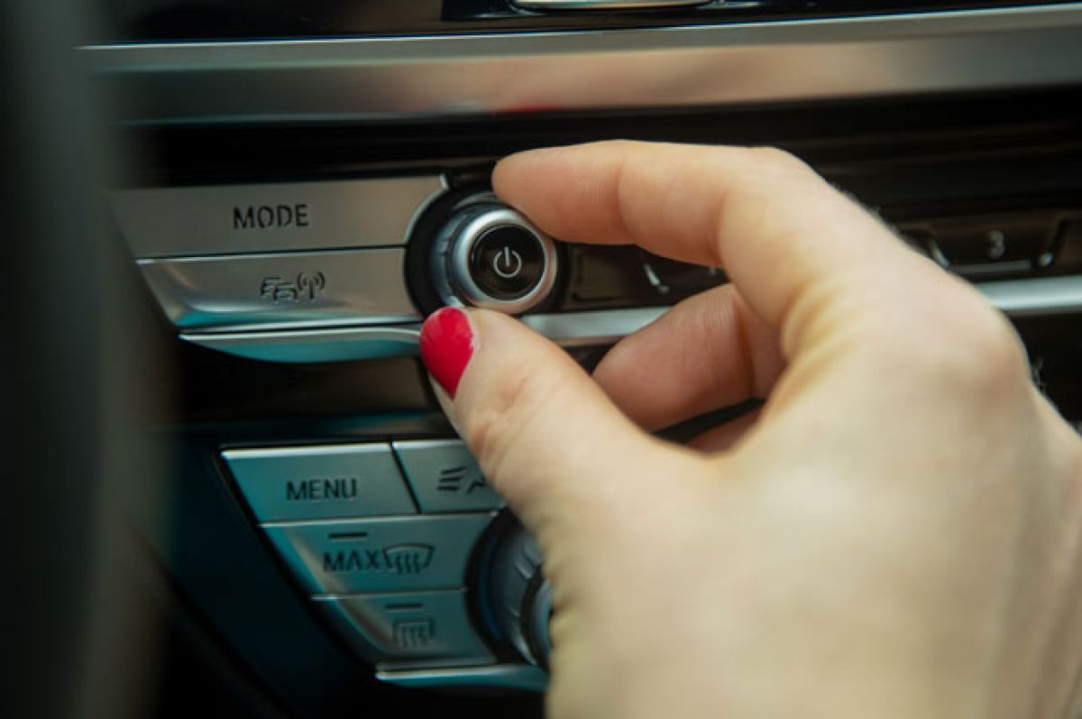 عالىمدار كولىك جۇرگىزىپ كەلە جاتىپ مۋزىكا تىڭداۋ قاۋىپتى ەكەنىن ەسكەرتتى