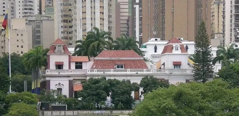 ۆەنەسۋەلادا پرەزيدەنت رەزيدەنتسياسىنىڭ ماڭىندا اتىس بولدى