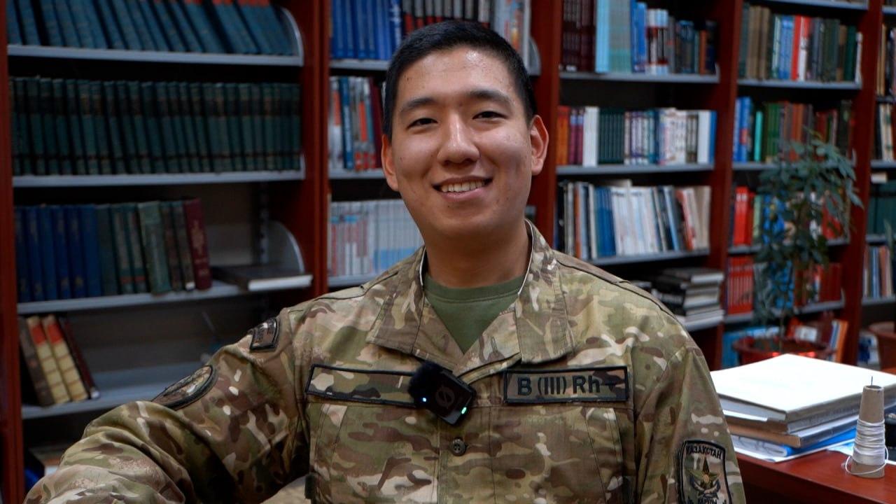 قاتارداعى جاۋىنگەر 5 تىلدە ەركىن سويلەيدى