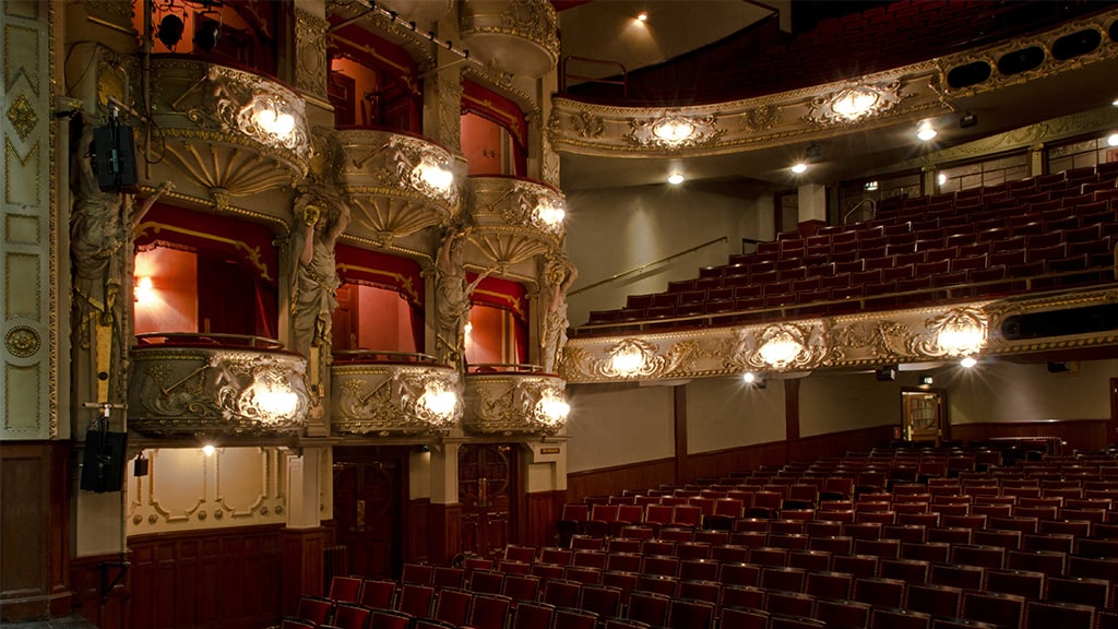 تەاترداعى تاپقىرلىق