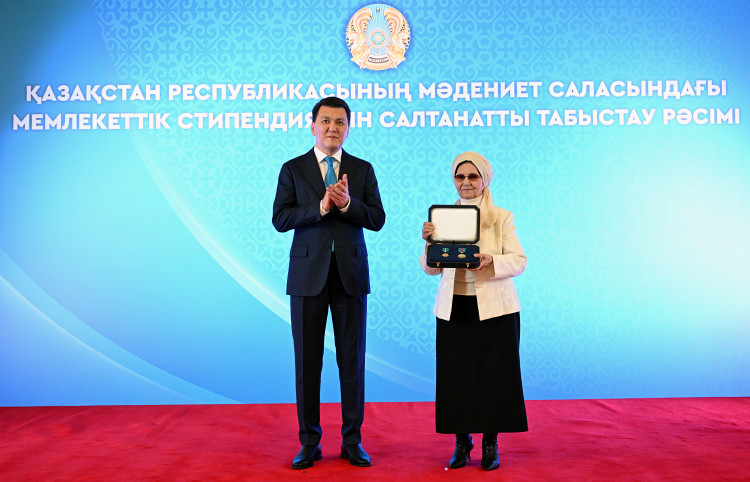 باۋىرجان مومىش ۇلىنىڭ تۋىستارىنا التىن جۇلدىز بەن «وتان» وردەنىن تاپسىرىلدى