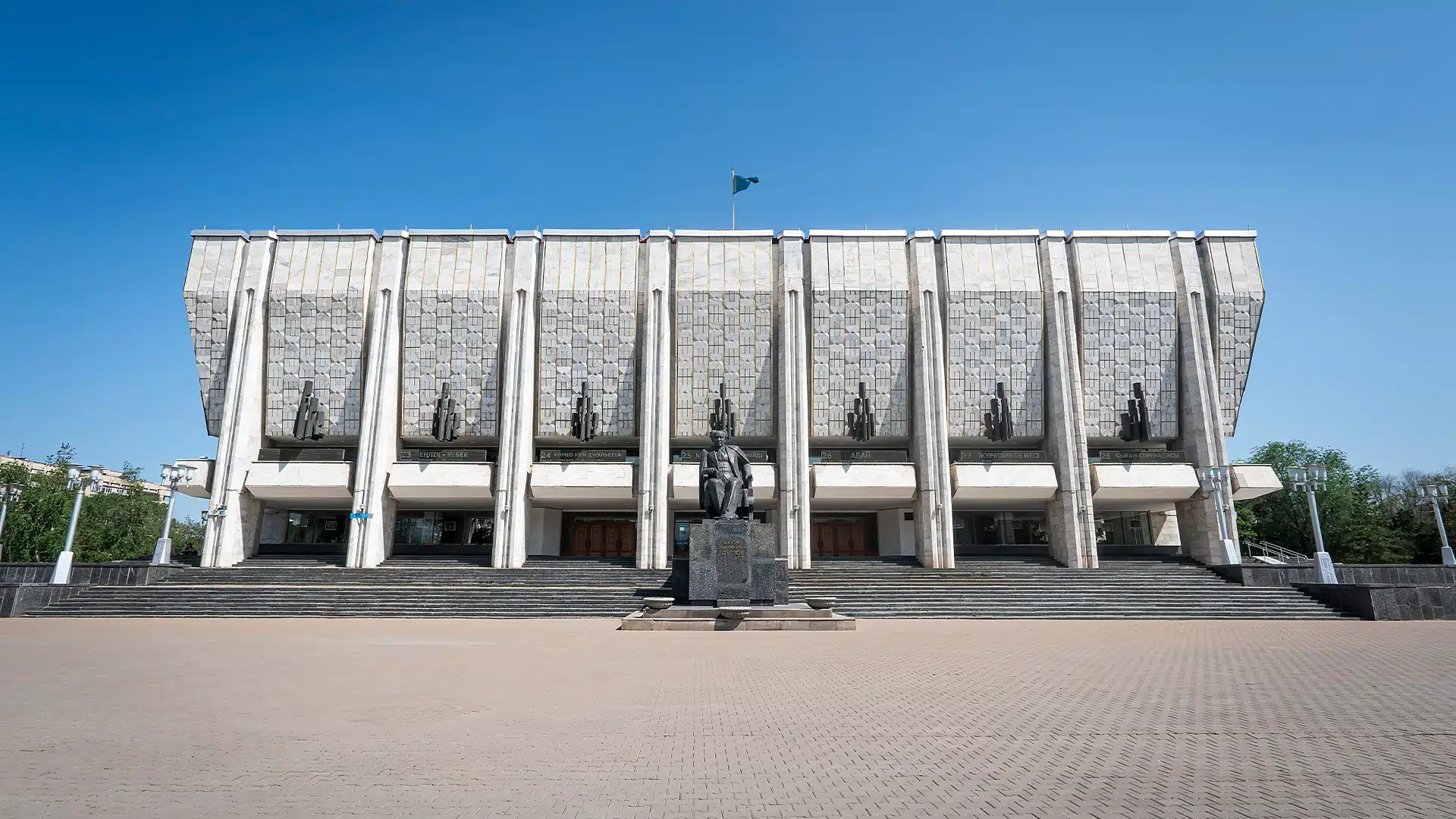 اۋەزوۆ تەاترىنداعى قايتا جاڭعىرتۋ جۇمىستارى توقتاپ قالدى ما؟