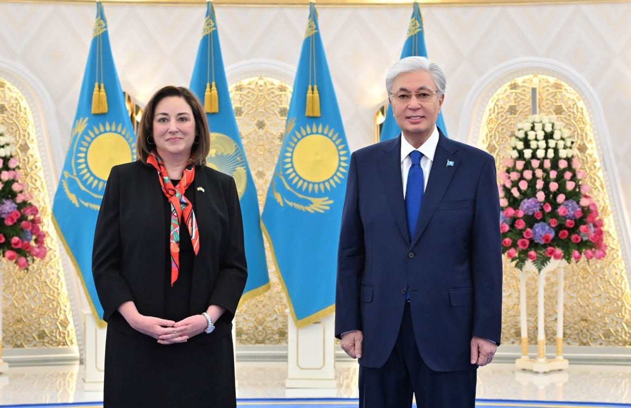 اقش ەلشىسى: قازاقستان پرەزيدەنتىنە سەنىم گراموتاسىن تاپسىرعانىما وتە قۋانىشتىمىن