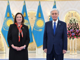 اقش ەلشىسى: قازاقستان پرەزيدەنتىنە سەنىم گراموتاسىن تاپسىرعانىما وتە قۋانىشتىمىن