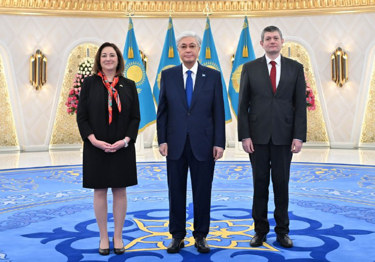 مەملەكەت باسشىسى اقش پەن بولگاريا ەلشىلەرىنەن سەنىم گراموتالارىن قابىلدادى