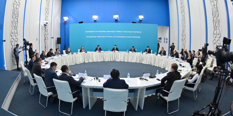 جۇمىس توبى ءبىرپالاتالى جاڭا پارلامەنتتىڭ اتاۋى قانداي بولاتىنىن تالقىلادى