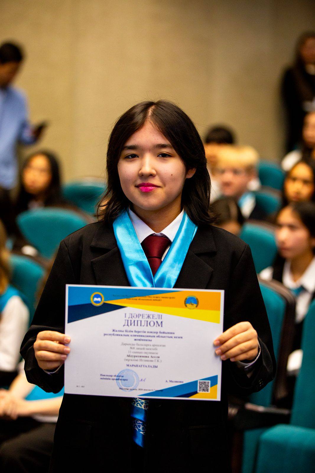 ون تىلدە ەركىن سويلەيتىن جاس پوليگلوت قازاقستاندا تۇرادى