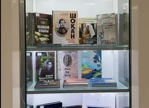 الماتىدا 2025 جىلى جارىق كورگەن كىتاپتاردىڭ كورمەسى اشىلدى