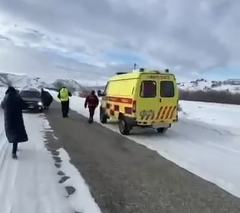 شىعىس قازاقستاندا پوليتسەيلەر كۇرەجولدا ايەلدى قۇتقارىپ قالدى