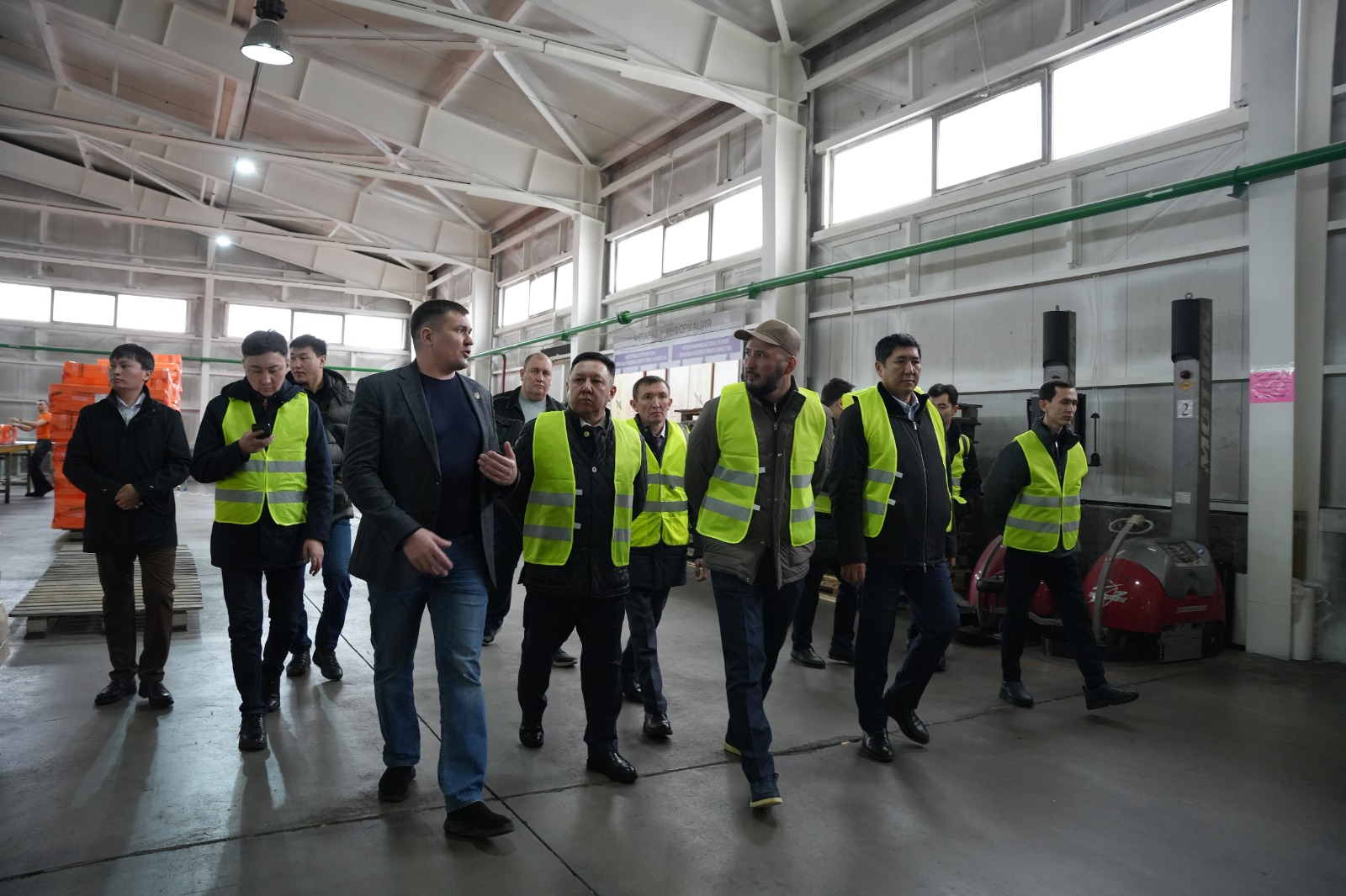 دەپۋتات الماتى وبلىسىنىڭ كاسىپكەرلەرىمەن يمپورتتى الماستىرۋ ماسەلەسىن تالقىلادى