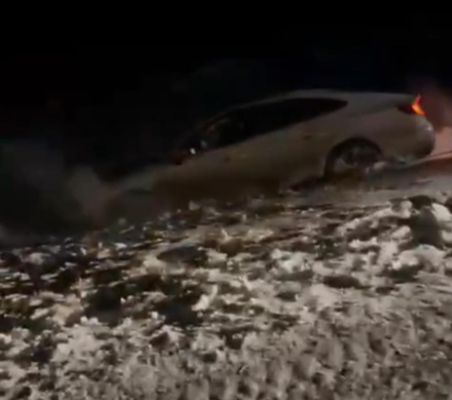 ۇلاندىقتار جول جيەگىنە شىعىپ كەتكەن جۇرگىزۋشىگە كومەك كورسەتتى