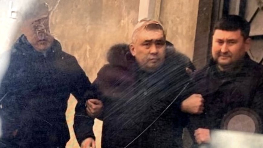 پوليتسەيلەر شەتىنەن پارامەن ۇستالىپ جاتىر