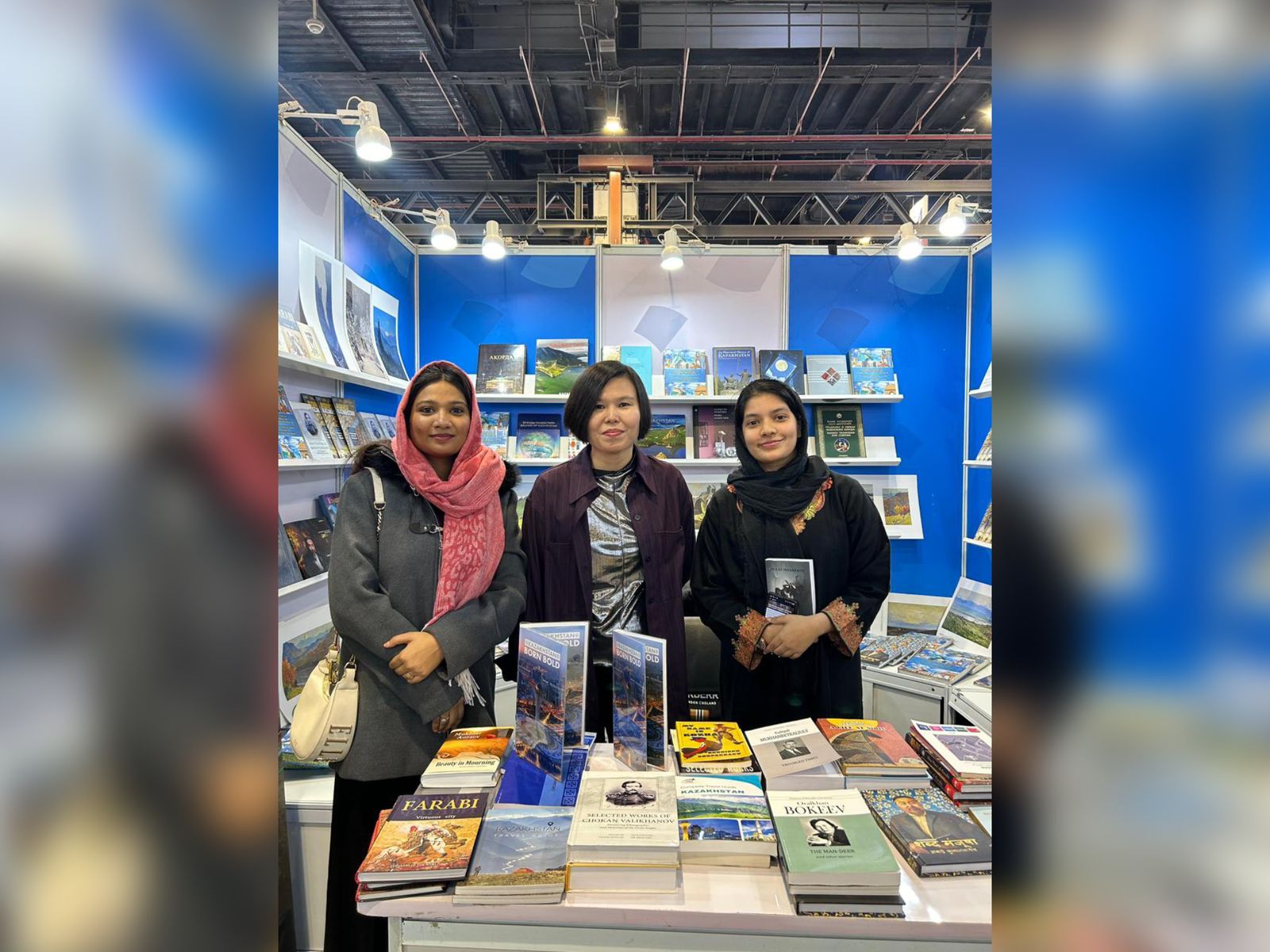 قازاق ادەبيەتىنىڭ تاڭداۋلى شىعارمالارى ءۇندىستاندا وقىرمان نازارىنا ۇسىنىلدى