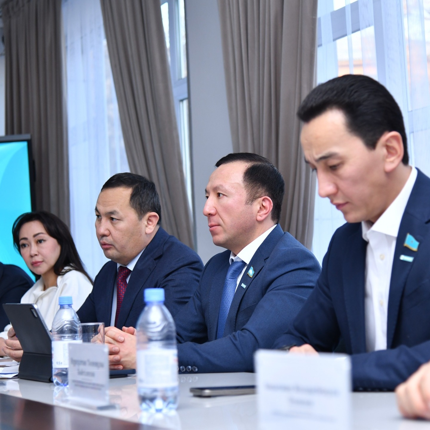 دەپۋتاتتار جاستارمەن اشىق اڭگىمەلەستى