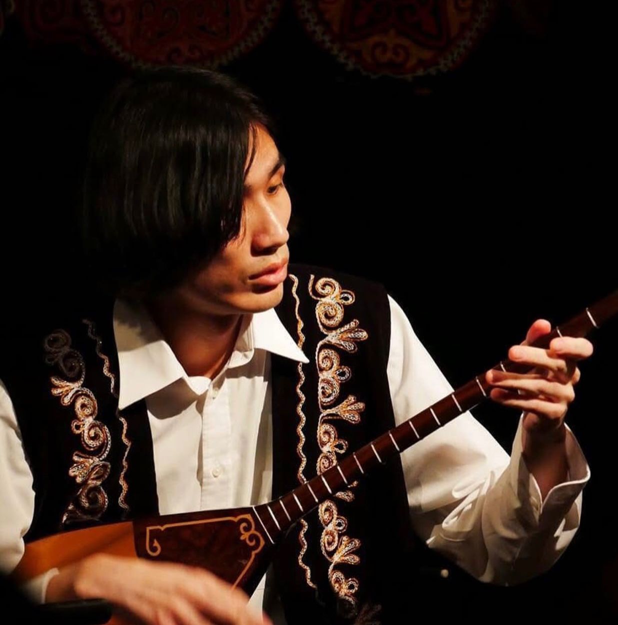 دومبىراعا قۇشتار جاپون جىگىتى