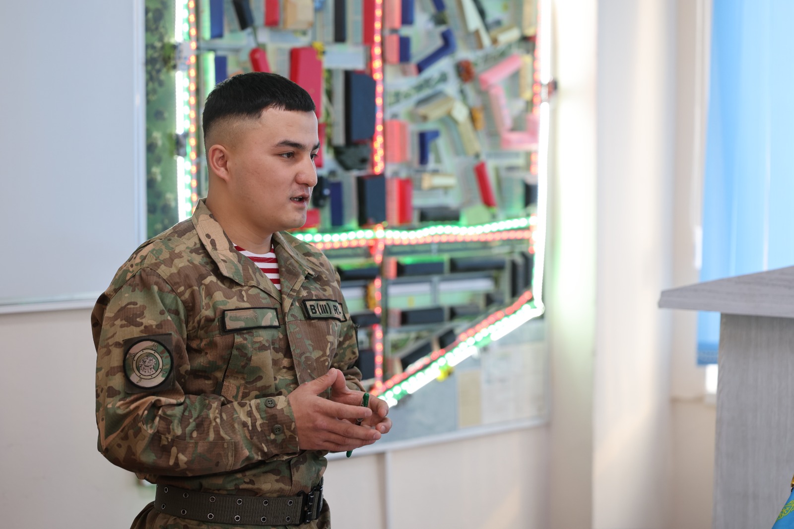 ۇلتتىق ۇلان ساربازى 7 ءتىلدى جەتىك مەڭگەرگەن