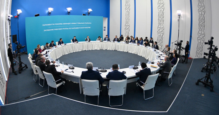 جاڭا پارلامەنتتىڭ نەگىزگى مەملەكەتتىك ينستيتۋتتاردىڭ قىزمەتىن قامتاماسىز ەتۋدەگى وكىلەتتىكتەرى تالقىلاندى