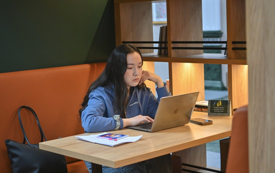 باسەكە زاماندا كاسىپ مەڭگەرگەننىڭ ءباسى جوعارى