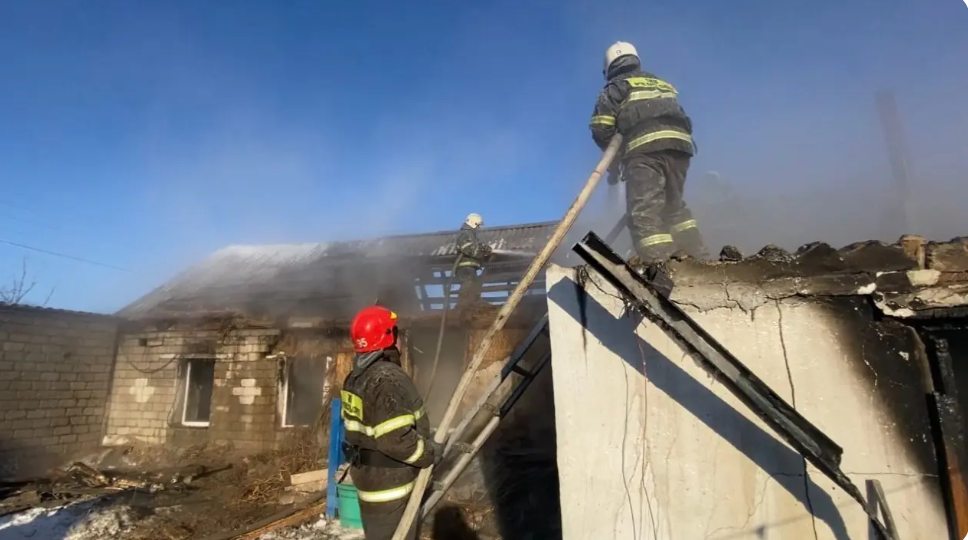 ەرتىس اۋىلىندا جەكە تۇرعىن ءۇي تۇگى قالماي ورتەنىپ كەتتى: 2 بالا قايتىس بولدى