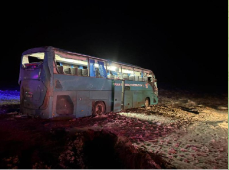 ماڭعىستاۋ وبلىسىندا 50 جولاۋشىسى بار اۆتوبۋس اۋدارىلىپ, ءتورت ادام قازا تاپتى