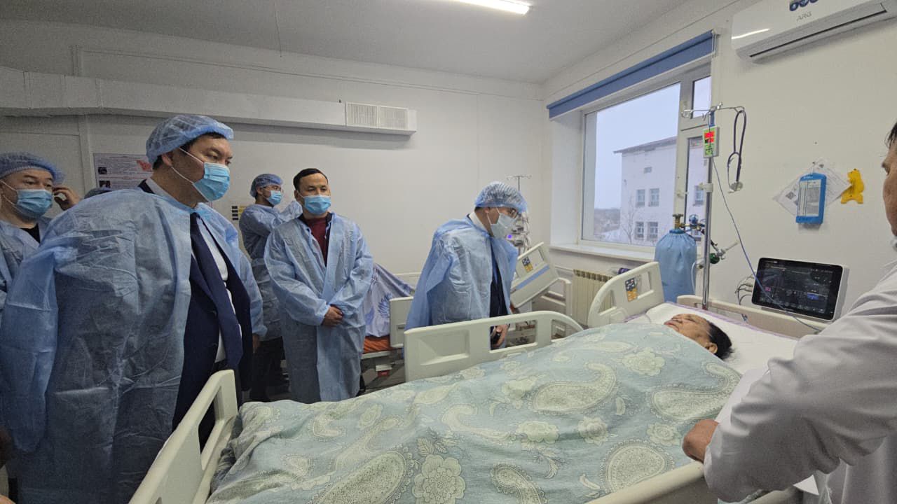 اكىمىنىڭ ورىنباسارى بەينەۋدە جول اپاتىنان زارداپ شەككەندەردىڭ جاعدايىمەن تانىستى         