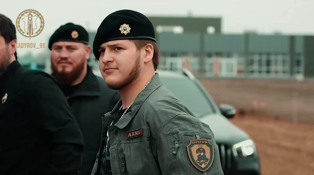 شەشەنستان باسشىسىنىڭ  ۇلى ادام قادىروۆ جول-كولىك وقيعاسىنان كەيىن اۋرۋحاناعا جەتكىزىلدى