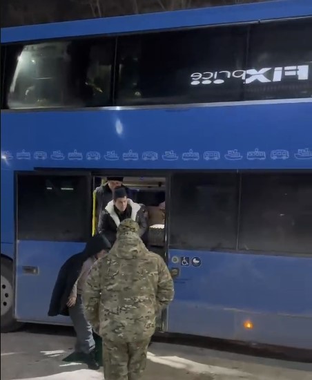 كوكشەتاۋدا شەتەل ازاماتتارى وتىرعان اۆتوبۋس جولاۋشىلارى ەۆاكۋاتسيالاندى