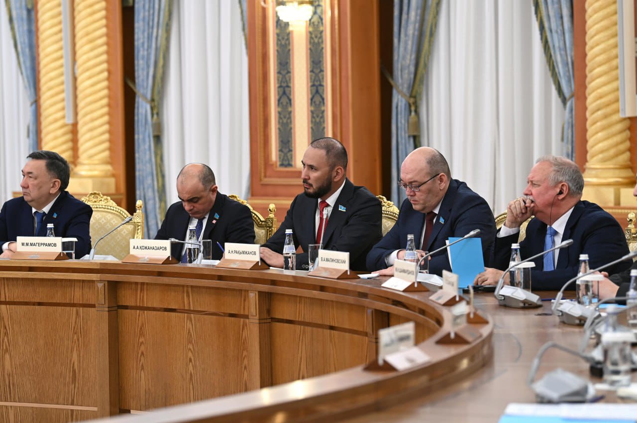 دەپۋتاتتار ازاماتتاردىڭ ساياسي رەفورماعا قىزىعۋشىلىق تانىتىپ وتىرعانىن ايتتى