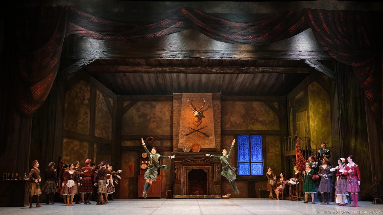 وپەرا جانە بالەت تەاترى سينگاپۋر ساحناسىندا ونەر كورسەتەدى