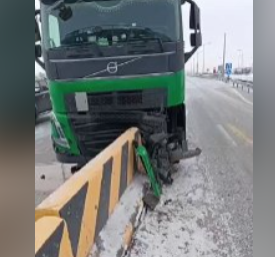 جۇرگىزۋشى ۇيىقتاپ كەتكەن: استانادا اقى تولەۋ ايماعىندا جۇك كولىگى قورشاۋعا سوعىلدى