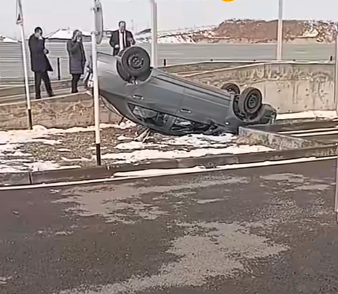 شىمكەنتتە جۇرگىزۋشى كۋالىگىن الۋعا كەلگەن ادام كولىكتى اۋدارىپ الدى