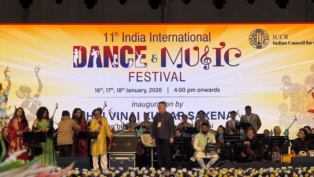 قازاقستان ونەرپازدارى نيۋ-دەليدە ونەر كورسەتتى