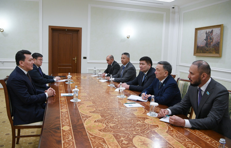 ماجىلىستەگى فراكتسيا جەتەكشىلەرىمەن كەزدەستى