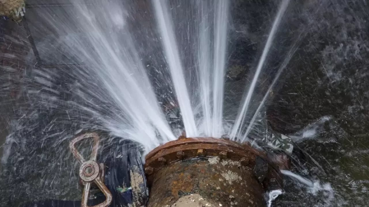 قوستانايدا سۋ قۇبىرى جارىلدى: تۇرعىندار قاقاعان سۋىقتا سۋسىز وتىر