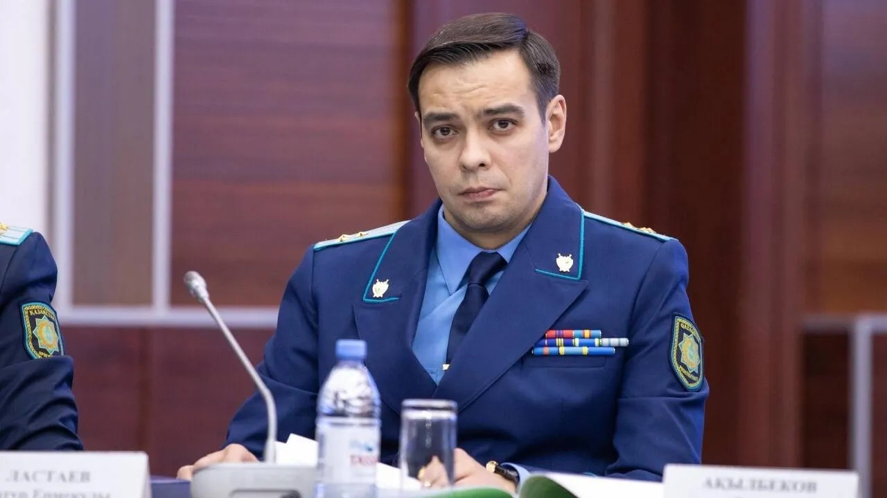 ارتۋر لاستاەۆ كونستيتۋتسيادا ءومىر ءسۇرۋ قۇقىعىنىڭ ابسوليۋتتىك باسىمدىعىن بەكىتۋدى ۇسىندى