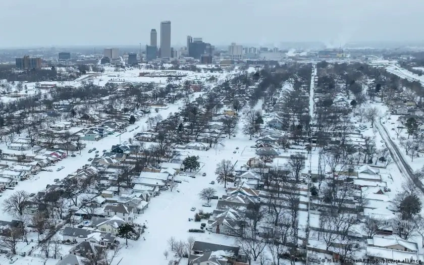 امەريكانى اقتۇتەك بوران باستى: 139 مىڭ ادام جارىقسىز قالىپ, توتەنشە جاعداي جاريالاندى