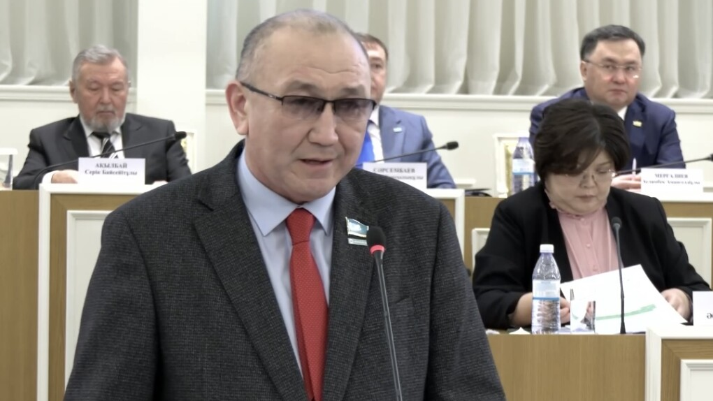 مارات باشيموۆ: جەكە دەرەكتەردى قورعاۋ كونستيتۋتسيادا بەكىتىلۋى ءتيىس