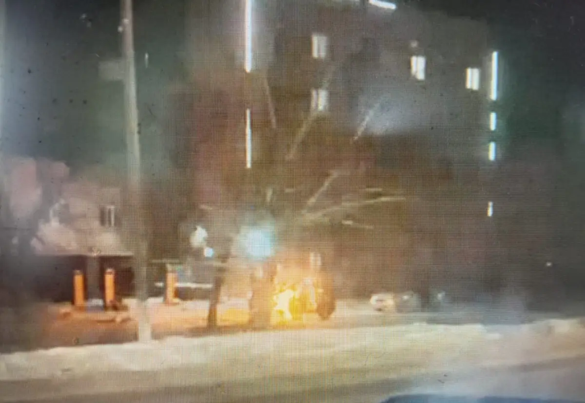 سەمەيدە ەر ادام پوليتسيانىڭ قىزمەتتىك كولىكتەرىن ورتەپ جىبەردى