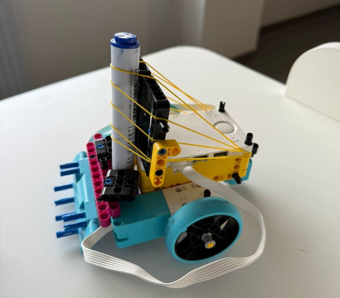 ەلوردالىق وقۋشىلار ءۇش كۇندە ەرەكشە روبوت قۇراستىرىپ شىعاردى