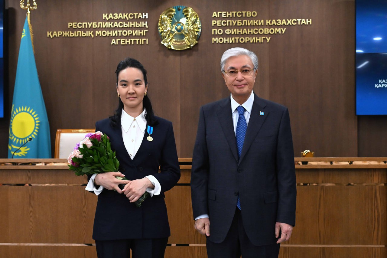 قارجىلىق مونيتورينگ اگەنتتىگىنىڭ ءبىر توپ قىزمەتكەرى مەملەكەتتىك ناگرادامەن ماراپاتتالدى