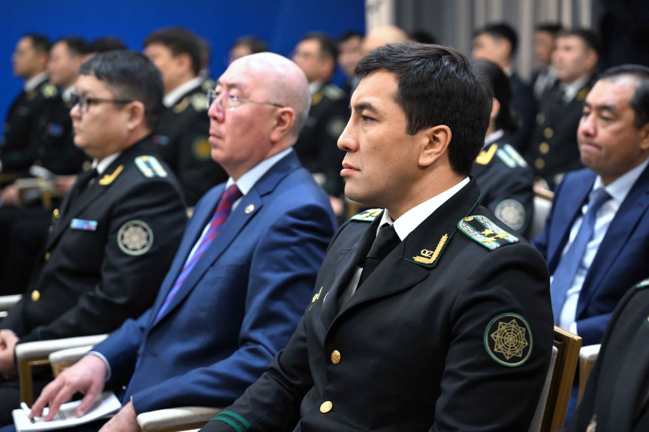 مەملەكەت باسشىسى: اگەنتتىك قىزمەتكەرلەرى ادال ازامات, مىقتى مامان بولۋعا ءتيىس